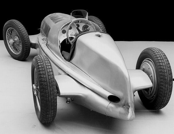 Mercedes-Benz Formel-Rennwagen W 25 mit Kompressor, 750-kg-Formel, 1934: von 1934 bis 1936 GP-Maßstab und optisch wie technisch Vorbild aller Rennwagen-Folgegenerationen bis in die 50er Jahre hinein.